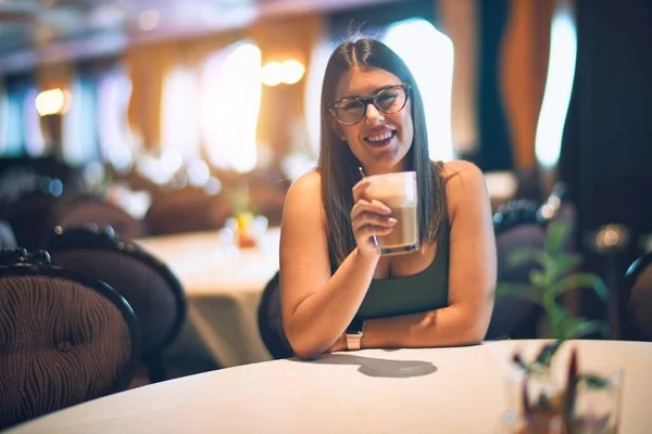 Jovem Mulher Bonita Sorrindo Feliz Confiante Sentado Com Sorriso Rosto — Fotografia de Stock