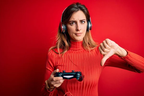 Young Beautiful Brunette Gamer Woman Playing Video Game Using Joystic — Stock Photo, Image