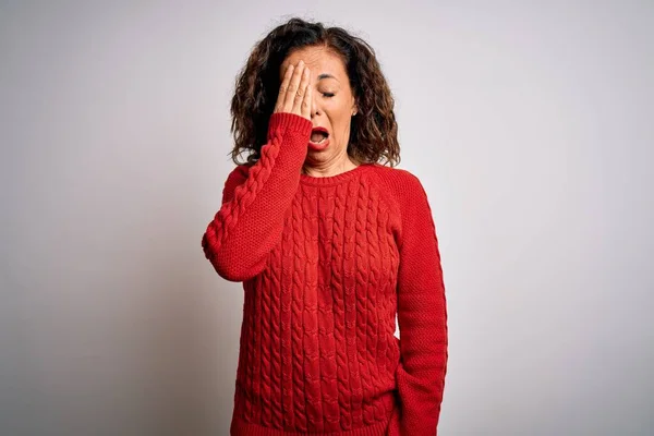 Middelbare Leeftijd Brunette Vrouw Dragen Casual Trui Staan Geïsoleerde Witte — Stockfoto