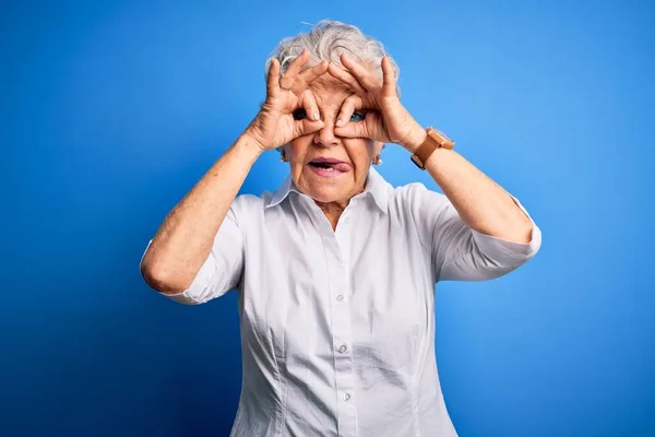 Eine Ältere Schöne Frau Elegantem Hemd Steht Vor Isoliertem Blauem — Stockfoto