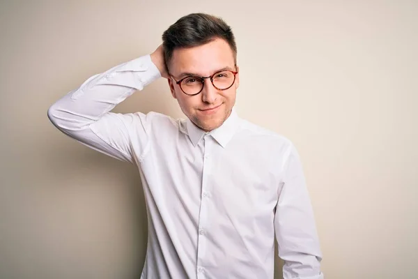Junge Gutaussehende Geschäftsleute Mit Brille Und Elegantem Hemd Vor Isoliertem — Stockfoto