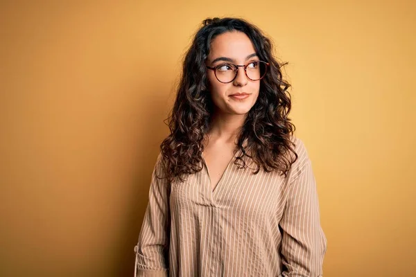 Mulher Bonita Com Cabelo Encaracolado Vestindo Camisa Listrada Óculos Sobre — Fotografia de Stock