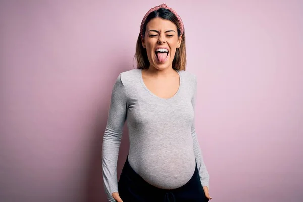 Jovem Bela Mulher Morena Grávida Esperando Bebê Sobre Fundo Rosa — Fotografia de Stock