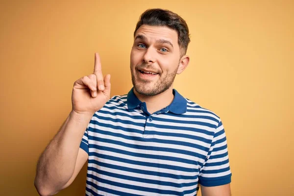 Jovem Com Olhos Azuis Vestindo Camiseta Listrada Casual Sobre Fundo — Fotografia de Stock