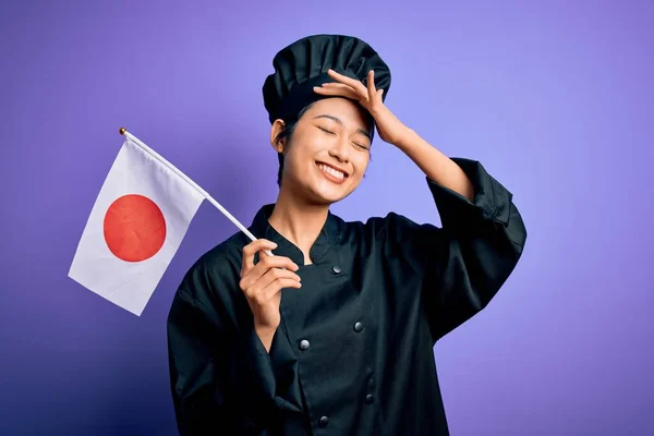 Молодая Китайская Шеф Повар Женщина Мундире Плита Шляпа Держа Японский — стоковое фото