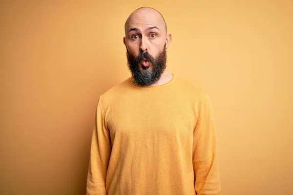 Bonito Homem Careca Com Barba Vestindo Camisola Casual Sobre Fundo — Fotografia de Stock