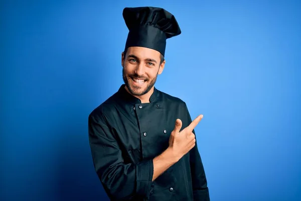 Jovem Chef Bonito Homem Com Barba Vestindo Uniforme Fogão Chapéu — Fotografia de Stock