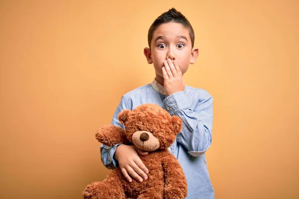 Jonge Kleine Jongen Knuffelen Teddybeer Knuffeldier Gele Achtergrond Cover Mond — Stockfoto