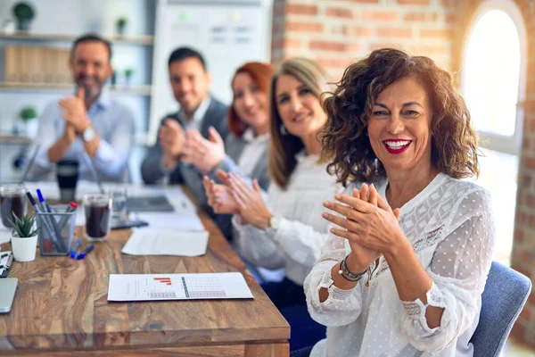 Gruppo Imprenditori Sorridenti Felici Fiduciosi Lavorare Insieme Con Sorriso Sul — Foto Stock