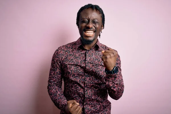 Joven Hombre Afroamericano Guapo Con Camisa Casual Pie Sobre Fondo —  Fotos de Stock