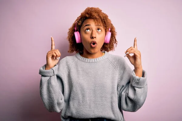 Joven Afroamericana Afro Mujer Con Pelo Rizado Escuchando Música Usando —  Fotos de Stock
