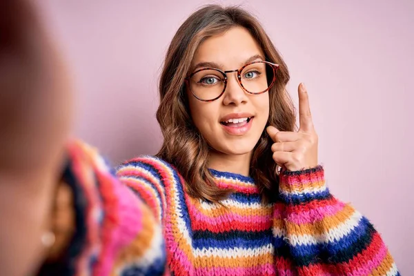Menina Loira Jovem Usando Óculos Tirando Uma Foto Selfie Mesma — Fotografia de Stock
