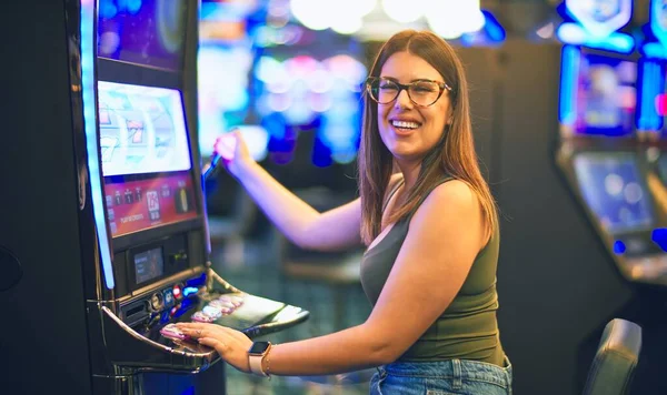 Mutlu ve kendinden emin gülümseyen genç ve güzel bir kadın. Yüzünde gülümsemeyle kumarhanede kumar oynuyordu.