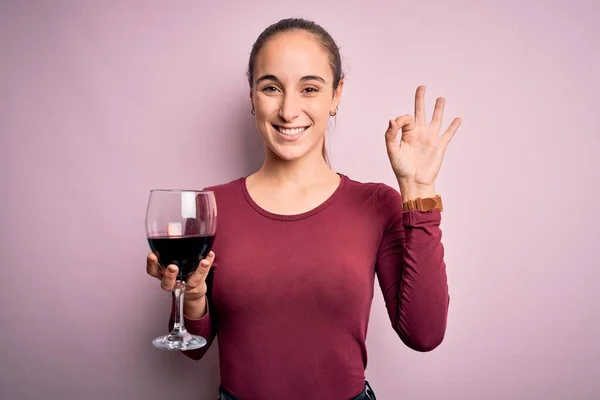 Giovane Bella Donna Che Beve Vetro Con Vino Rosso Sfondo — Foto Stock