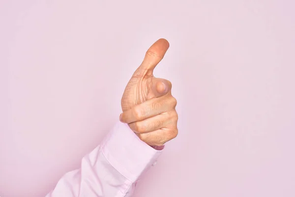 Hand Van Blanke Jongeman Met Vingers Geïsoleerde Roze Achtergrond Wijzend — Stockfoto