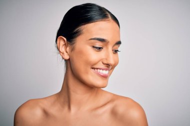 Temiz ve saf ciltli güzel bir kadına yakın durun. Mükemmel ve temiz ciltler doğal makyaj yaparlar. Gülümseyen mutlu taze ve sağlıklı görünüyor.