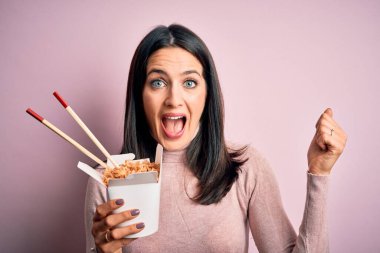 Genç esmer kadın elinde paket paket kağıtlarını sarı arka planda tutarak gururla bağırıyor ve zaferi ve başarıyı kutluyor.