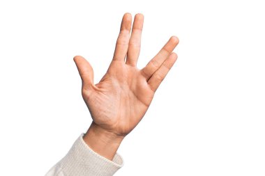 Beyaz tenli bir gencin eli, parmaklarını izole edilmiş beyaz arka planda gösteriyor. Vulkan selamı veriyor, el ve parmaklarını gösteriyor, ucube kültürü sergiliyor.