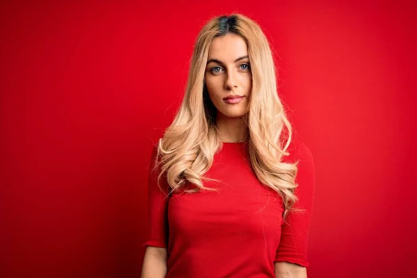Jonge Mooie Blonde Vrouw Draagt Casual Shirt Staan Geïsoleerde Rode — Stockfoto