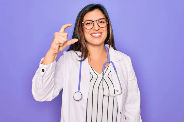 Professionele Arts Vrouw Dragen Stethoscoop Medische Jas Paarse Achtergrond Glimlachend — Stockfoto