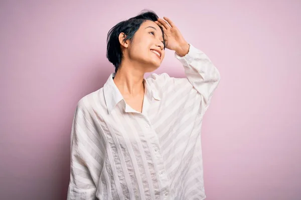 Jovem Bela Menina Asiática Vestindo Camisa Casual Sobre Isolado Rosa — Fotografia de Stock