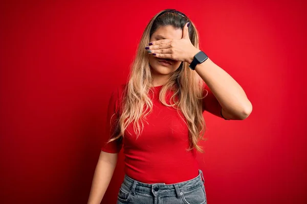 Junge Schöne Blonde Frau Lässigem Shirt Das Über Isoliertem Rotem — Stockfoto