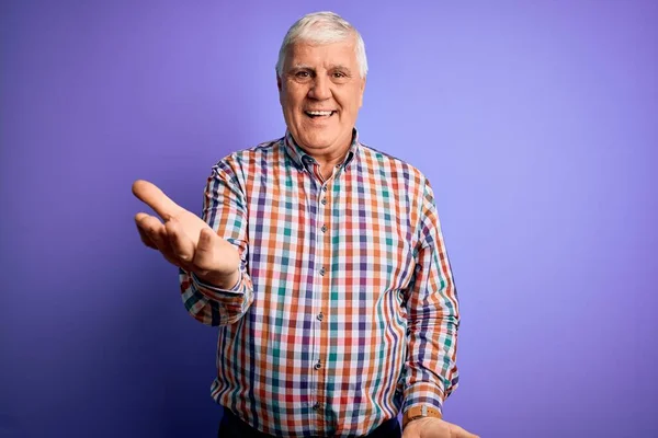 Senior Handsome Hoary Man Wearing Casual Colorful Shirt Isolated Purple — Stock Photo, Image