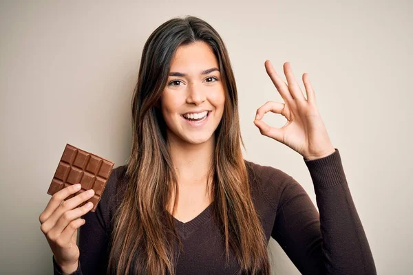 Giovane Bella Ragazza Possesso Barretta Dolce Cioccolato Sfondo Bianco Isolato — Foto Stock