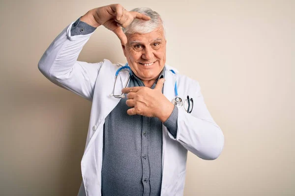 Starszy Przystojny Hoary Lekarz Noszący Płaszcz Stetoskop Białym Tle Uśmiechając — Zdjęcie stockowe
