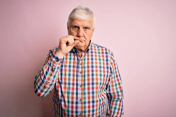 Uomo Anziano Bello Hoary Indossa Casual Camicia Colorata Isolata Bocca — Foto Stock