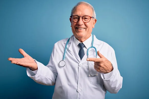 Hombre Médico Pelo Gris Senior Con Estetoscopio Abrigo Médico Sobre —  Fotos de Stock