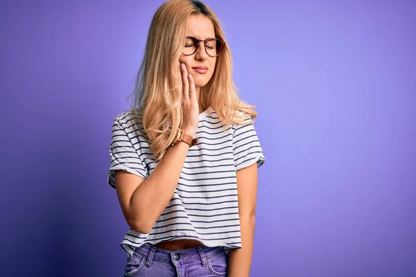 Mladá Krásná Blondýnka Nosí Pruhované Tričko Brýle Přes Fialové Pozadí — Stock fotografie