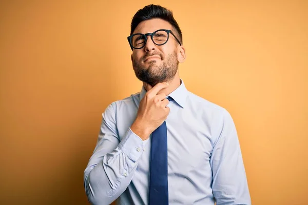 Joven Hombre Negocios Guapo Con Corbata Gafas Pie Sobre Fondo —  Fotos de Stock