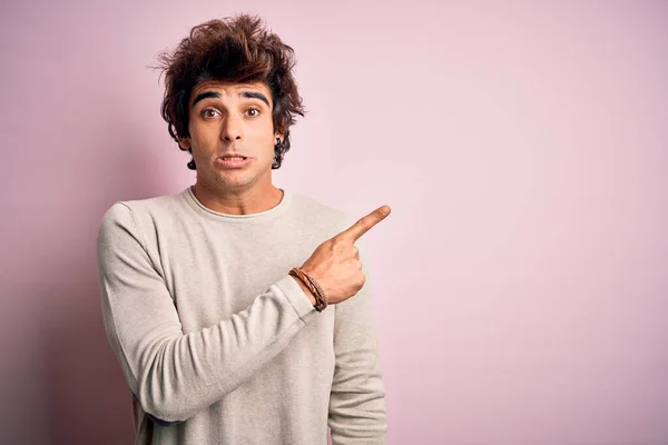 Jovem Bonito Homem Vestindo Casual Shirt Sobre Isolado Rosa Fundo — Fotografia de Stock