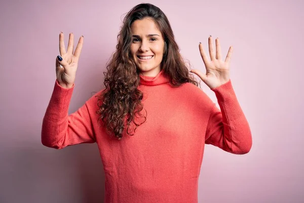 Ung Vacker Kvinna Med Lockigt Hår Bär Polotröja Över Rosa — Stockfoto