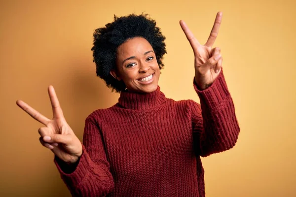 Jonge Mooie Afro Amerikaanse Afro Vrouw Met Krullend Haar Draagt — Stockfoto