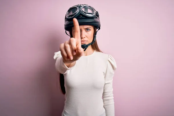 Junge Schöne Motorradfahrerin Mit Blauen Augen Trägt Motorradhelm Über Rosa — Stockfoto