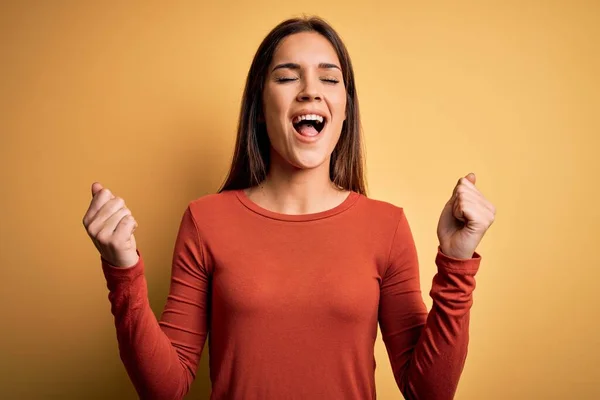 Giovane Bella Donna Bruna Indossa Casual Shirt Piedi Sfondo Giallo — Foto Stock