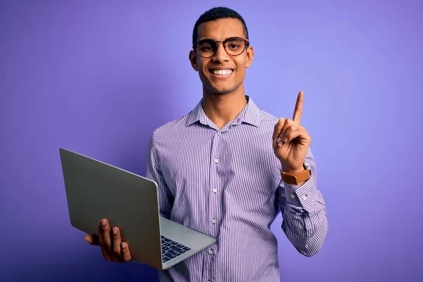 Młody Przystojny Afrykański Biznesmen Pracujący Laptopem Fioletowym Tle Zaskoczony Pomysłem — Zdjęcie stockowe