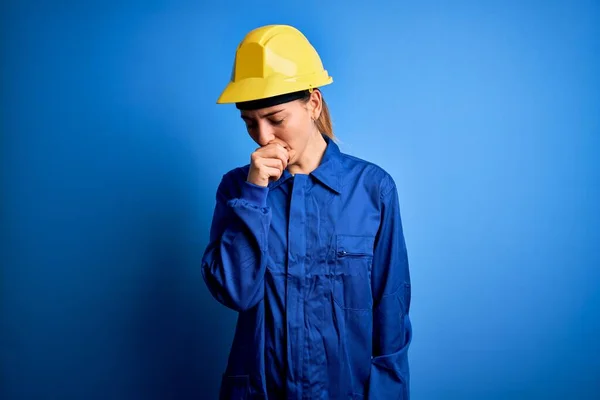 Jonge Mooie Arbeider Vrouw Met Blauwe Ogen Dragen Veiligheidshelm Uniform — Stockfoto