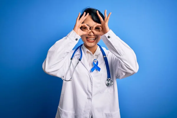Mladá Krásná Asijská Doktorka Stetoskopu Kabátě Modrou Stužkou Proti Rakovině — Stock fotografie