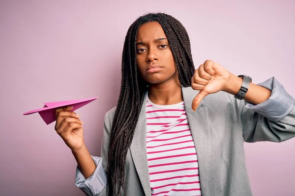 Ung Afrikansk Amerikansk Affärskvinna Håller Papper Plan Som Kommunikationssymbol Med — Stockfoto