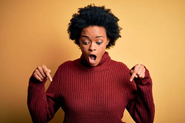 머리가 곱슬곱슬 아프리카 미국인젊은 터틀넥 스웨터를 손가락으로 광고를 내보이며 얼굴을 — 스톡 사진