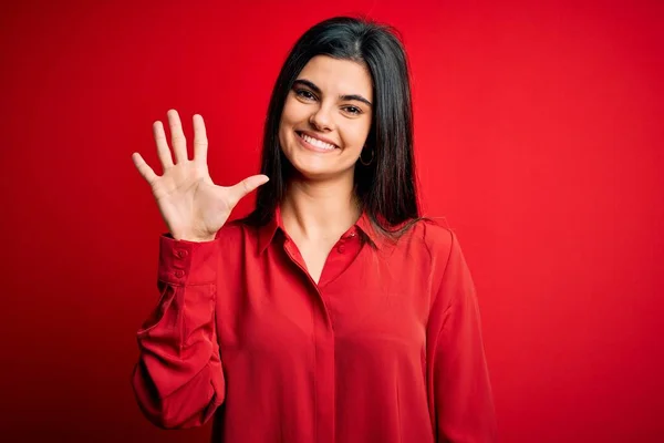 Junge Schöne Brünette Frau Lässigem Hemd Steht Über Rotem Hintergrund — Stockfoto