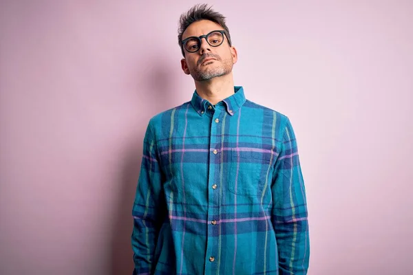 Mladý Pohledný Muž Neformální Košili Brýlích Stojící Nad Izolovaným Růžovým — Stock fotografie