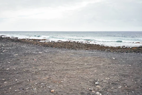 Zdjęcie Czarnej Piaszczystej Plaży Atlantyckiego Oceanu Wulkanicznym Brzegu Turystyka Wysp — Zdjęcie stockowe