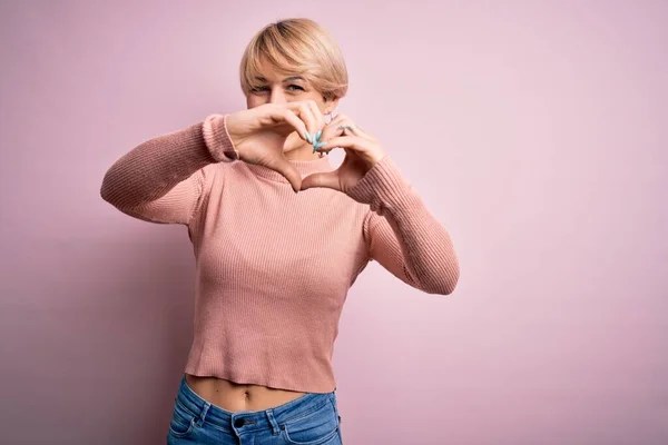 Junge Blonde Frau Mit Kurzen Haaren Lässigem Rollkragenpullover Über Rosa — Stockfoto