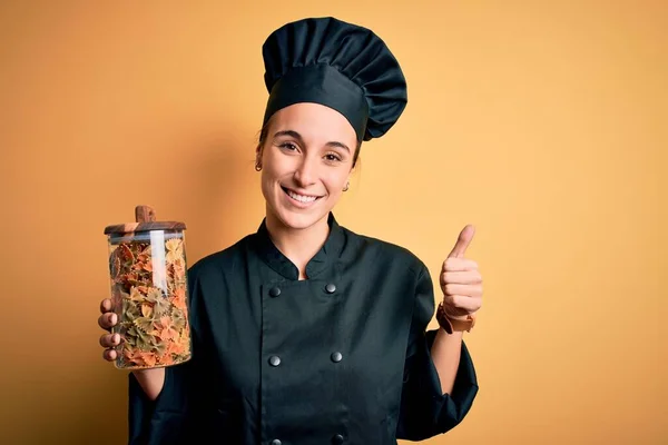 Junge Schöne Köchin Frau Trägt Herd Uniform Und Hut Hält — Stockfoto