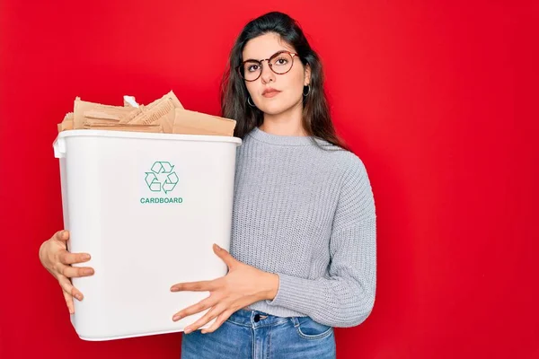 Jovem Bela Mulher Segurando Reciclar Reciclagem Contêiner Papelão Para Ambiente — Fotografia de Stock