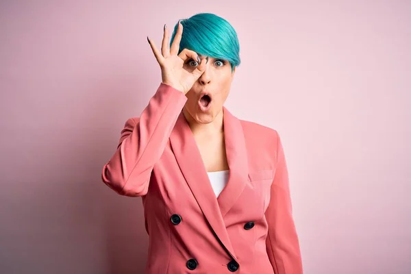 Молода Красива Бізнес Леді Блакитним Модним Волоссям Куртці Рожевому Тлі — стокове фото